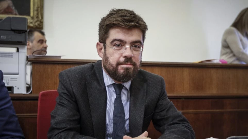 O Καλογήρου «ξηλώνει» ξανά νομοθέτημα του Κοντονή